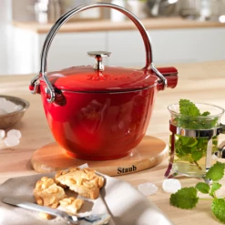 Staub Teekanne Und Wasserkessel Aus Gusseisen In Kirschrot -Alfi-Shop 10830 rgb 300dpi neu l