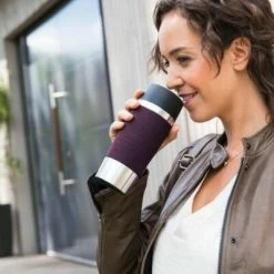 Emsa Isolier-Trinkbecher Mit Manschette Travel Mug In Brombeere -Alfi-Shop Emsa Travel Mug Isolierbecher Brombeere Milieu neu 1 l